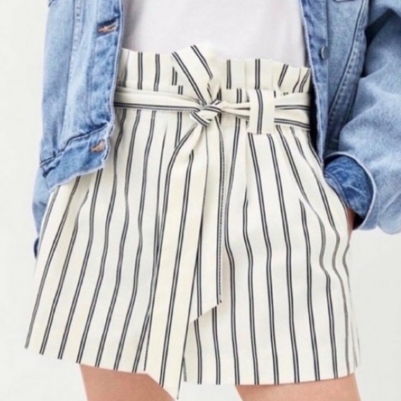 Zara - Paperbag Tie Belted Shorts 4661/290 | Medium | White & Black Pinstripes - Picture 3 of 5